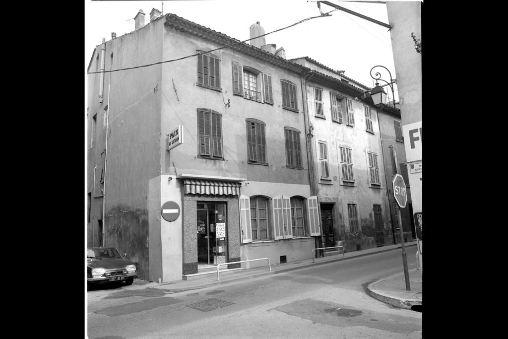 Maison d'angle rue Célestin-Gayol. Remarquer les ouvertures cintrées en arc segmentaire.