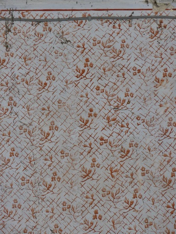 Bâtiment du logis, partie est. Premier étage, chambre. Mur enduit avec décor peint au rouleau.