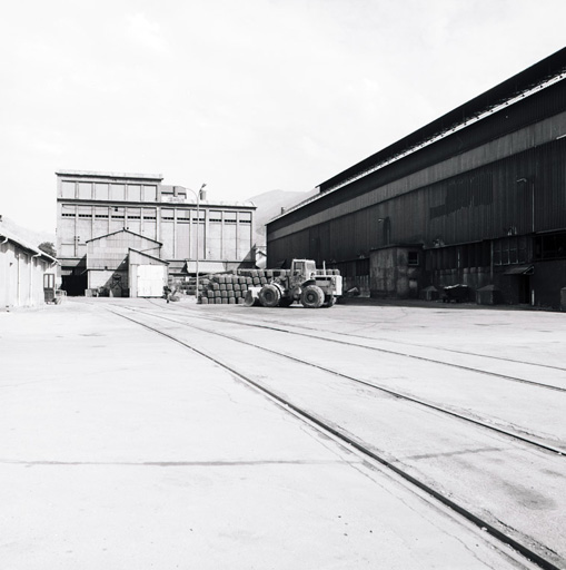 usine électrométallurgique dite usine Péchiney, actuellement magasins de commerce