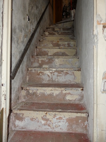 Premier étage de soubassement, boutique. Angle sud-ouest, escalier menant au rez-de-chaussée surélevé.