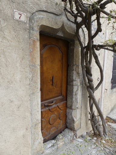 Pignon sud, premier niveau. Porte avec encadrement chanfreiné et linteau à accolade.