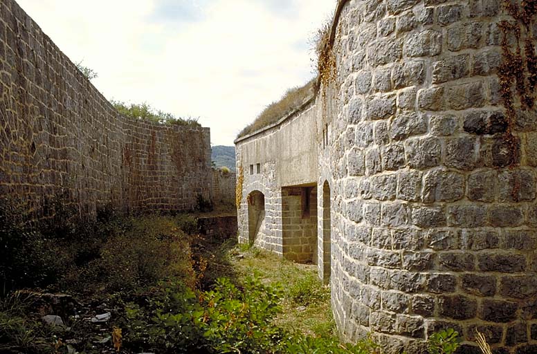 Caponnière sud. Face droite bastionnée vue du fossé.