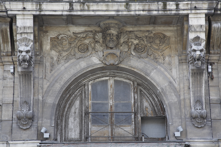 Immeuble 45, rue de la République. Fenêtre du deuxième niveau surmontée d'un décor sculpté.