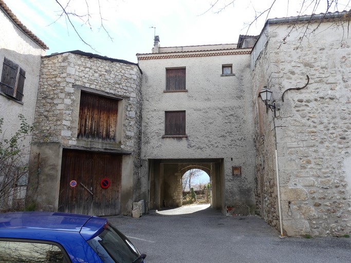 L'excroissance agricole flanquant le passage couvert de la porte fortifiée : ancien escalier hors oeuvre ?