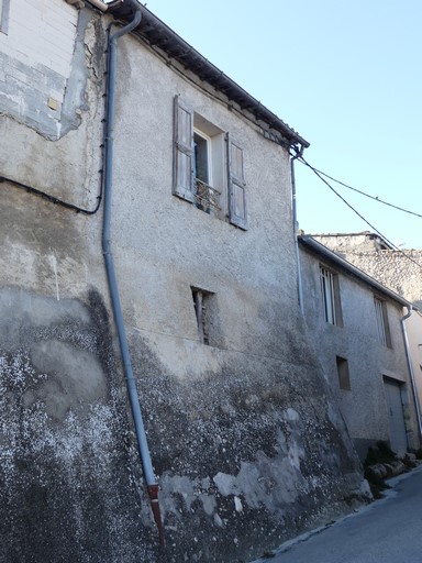 Imposant contrefort taluté. Ferme au bourg de Ribiers.