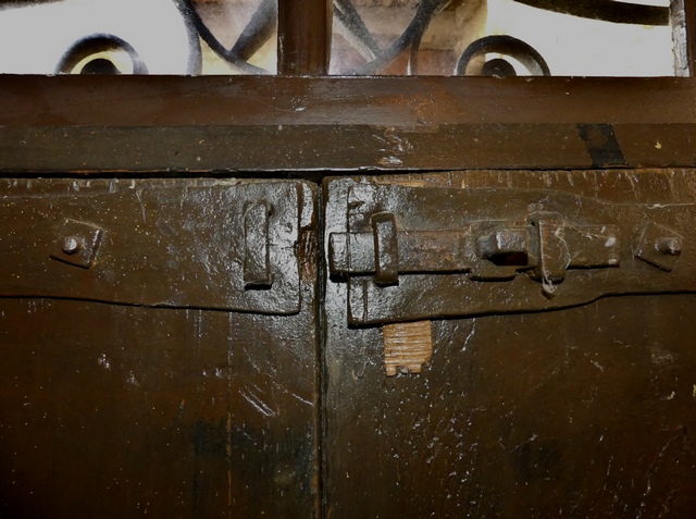 Partie nord. Rez-de-chaussée surélevé, vestibule. Mur ouest, porte du logis. Penture munies de loquet.