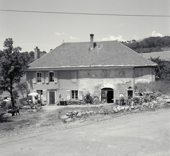 Saint-Bonnet-en-Champsaur. Les Combes, parcelle 285. Façade sud. Les trois travées correspondent au logis, la partie droite à l'étable et la grange.