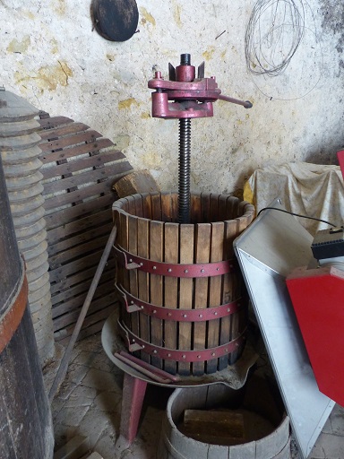 Bâtiment du logis. Premier étage de soubassement, cellier central. Pressoir à vis mécanique.