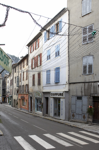 Alignement de maisons rue Nationale à Castellane.