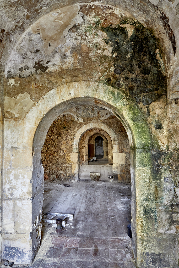 Batterie de 1861, intérieur du corps de garde crénelé, enfilade des portes de distribution axiale des casemates 