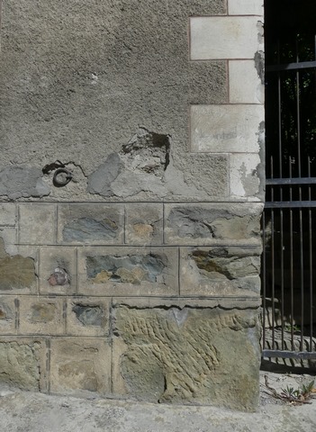 Elévation sud, premier niveau. Décor gravé de faux appareil en soubassement et décor peint de fausse chaîne harpée.