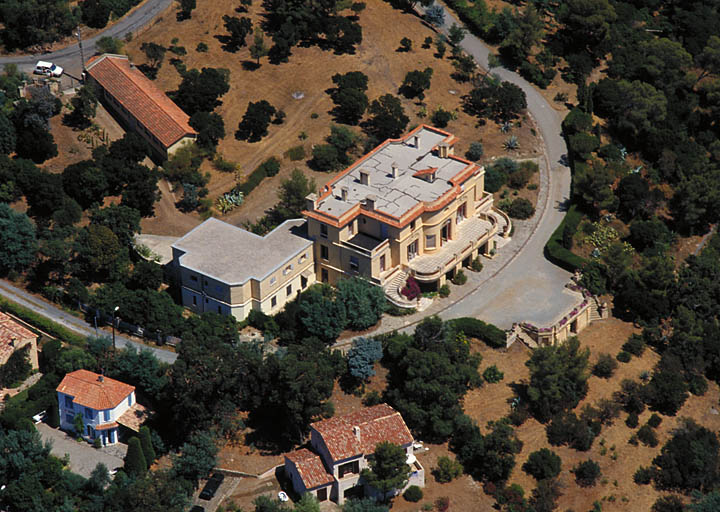 Vue aérienne prise du sud-ouest. A gauche, l'aile de service B. Au premier plan la terrasse et l'entrée de la salle fraîche C.