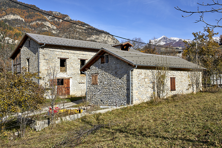 Dépendances agricoles de la ferme Ventre à la Buissière (D 970).