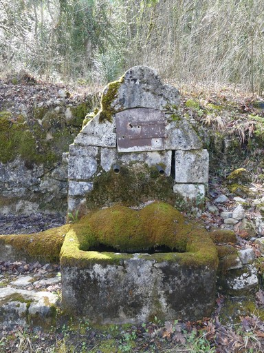 Fontaine à buffet trilobé portant les dates et inscriptions gravées : « UCV+ / 1764 / REST 1873 ». Ferme de la Marquise (Ribiers).