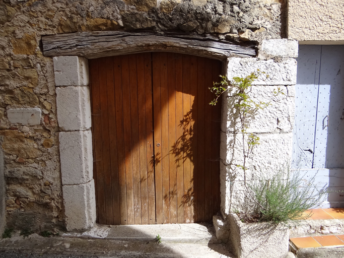 Porte d'étable-remise avec encadrement en partie en remplois, et linteau monoxyle. (C1 276)