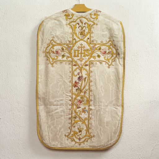 ensemble de vêtements liturgiques (N° 1) : chasuble, étole, manipule, voile de calice, bourse de corporal (ornement blanc)