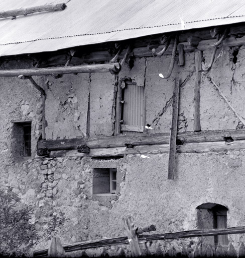 Façade nord. Détail des supports disloqués de la gouttière en bois.