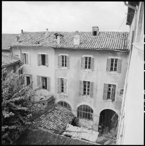 Elévation est sur le cloître.