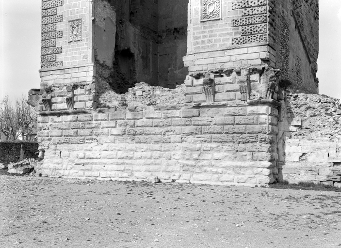 Donjon, soubassement, façade sud.