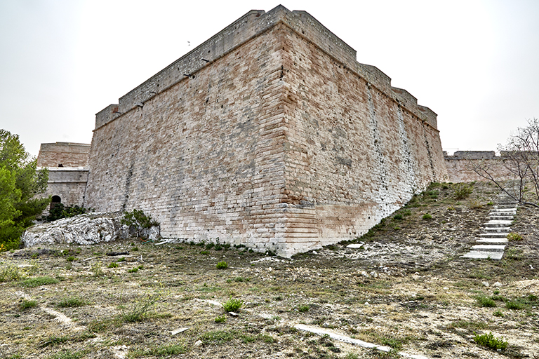 Fort St Nicolas : bastion de Singhen, faces et angle de capitale.