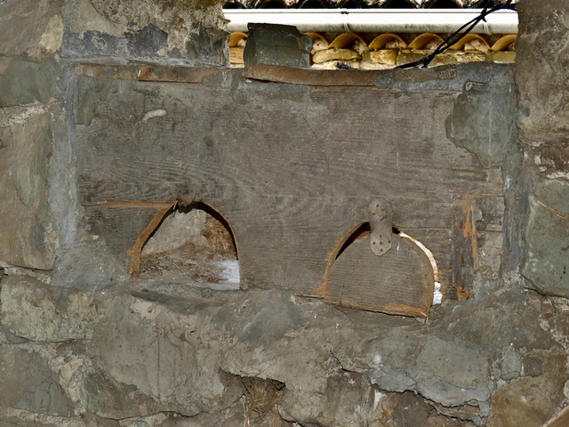 Dépendance nord. Bâtiment sud, séchoir. Mur sud, pigeonnier aménagé dans l'embrasure d'une fenêtre.