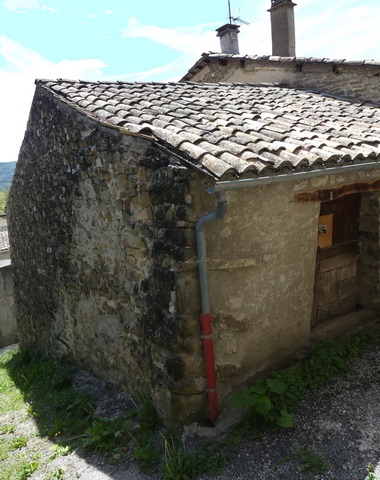 Vue d'ensemble d'un entrepôt agricole, au bourg.