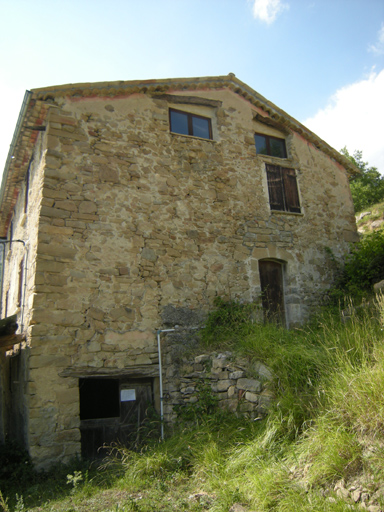 Le Serre, porte d'étable en soubassement.