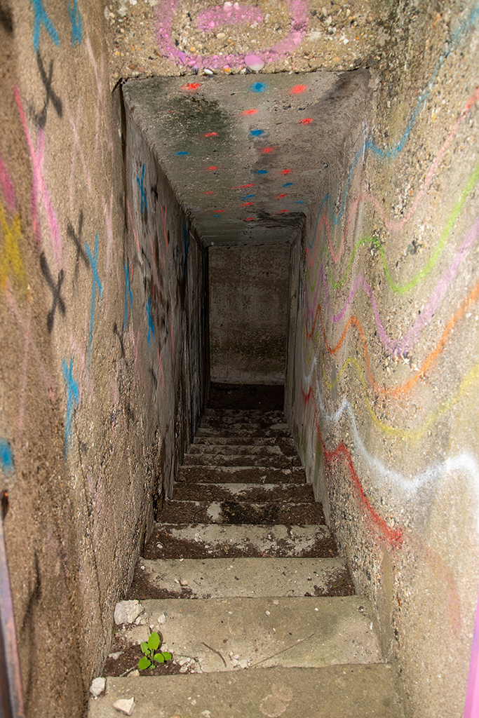 cuve n° 3 pour canon Krupp de 17 cm,  couloir-escalier desservant un abri enterré latéral à la cuve