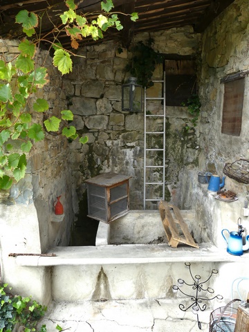 Bâtiment du logis. Angle nord-ouest, lavoir couvert.