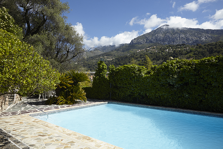 Piscine (vue du bassin de natation depuis le poolhouse).