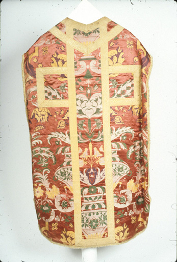 chasuble, étole, manipule, bourse de corporal, voile de calice (ornement rose)