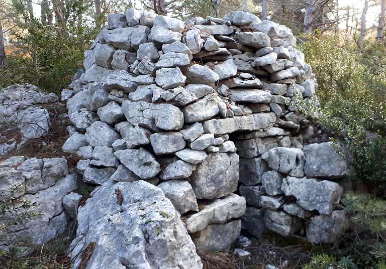 Cabane de la Combe des Enfants (2023 E 44). Mise en oeuvre rustique. 