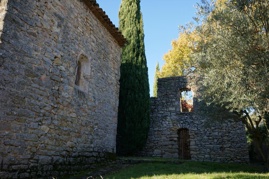 Vue extérieure du transept nord et de la chapelle latérale nord Notre-Dame-de-Miséricorde depuis l'est.