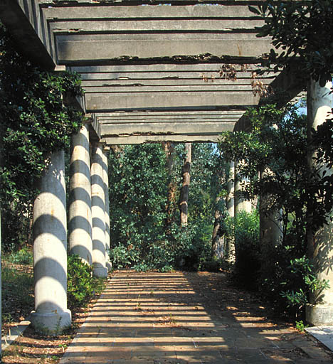 Le parc. La pergola. Vue intérieure d'ouest en est