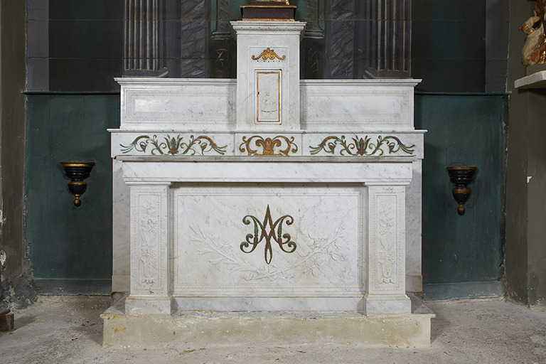 Ensemble de l'autel secondaire dit de la "Très Sainte Vierge" : degré d'autel, autel, tabernacle, deux gradins d'autel