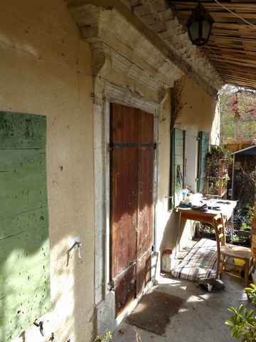 Porte de logis avec encadrement dorique, ferme au quartier de Lidane.