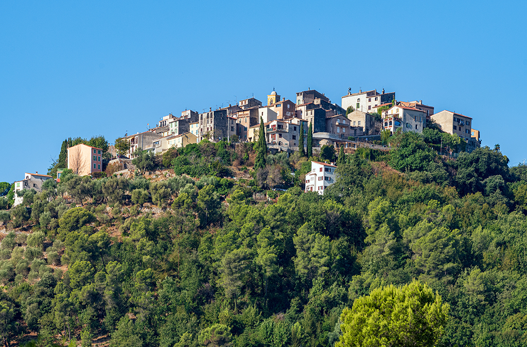 Vue du village de Gattières prise du nord. 