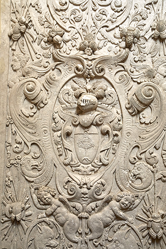 Rez-de-chaussée, escalier : détail du second rampant, cartouche central portant les armes de la famille Duranti.