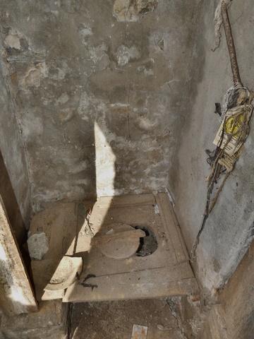 Bâtiment de la grange-étable. Etage de soubassement, étable ouest. Latrines.