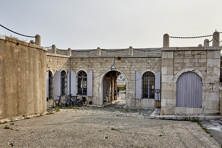 Fort St Nicolas : façades intérieures des bâtiments de la porte d'entrée de 1862.