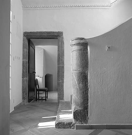 Château. Départ de l'escalier intérieur, et porte de la cuisine actuelle.