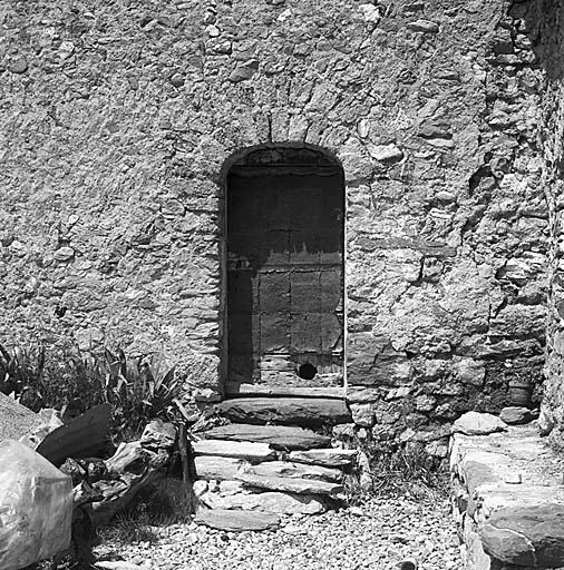La porte blindée de la chambre.