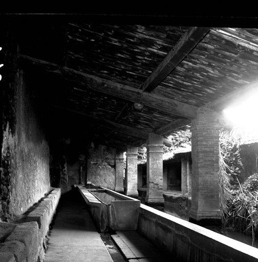 Lavoir des Espassiers. Les piliers soutenant l'appentis sont en brique pleine.