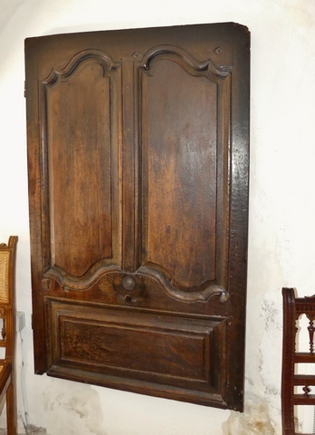 Menuiserie de porte reconvertie en porte de placard-niche, ferme agglomérée au bourg.