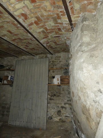 Rez-de-chaussée, remise. Mur sud, vestiges de la tour ronde.