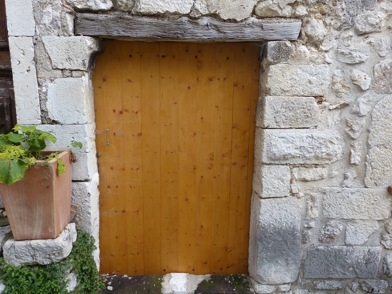Maison (2023 B 468). Piédroits utilisant des pierres en remploi, dont une pierre à bossage.