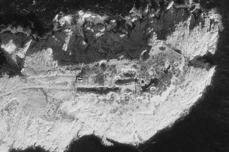 [Vue aérienne verticale du Cap de Croix], 1960. Détail de la batterie.