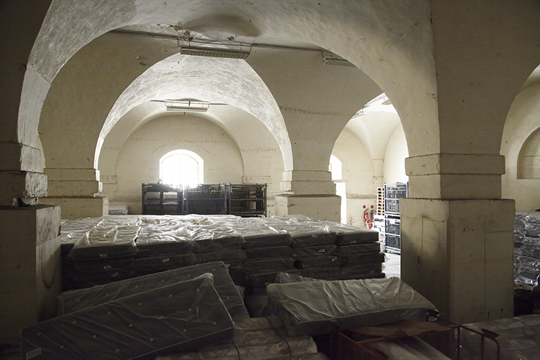 Salle de rez-de-chaussée voûtée d'arêtes du magasin aux goudrons.