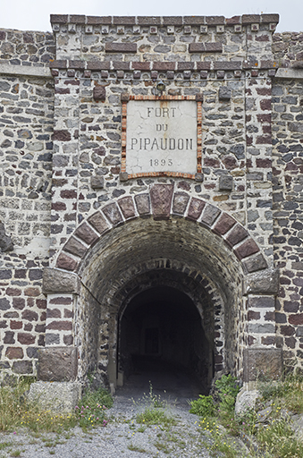 Porte du fort avec frontispice millésimé 1893