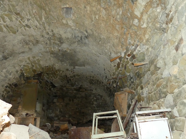 Etage de soubassement, cellier sud. Vue de volume prise de l'est. A noter, la trappe vinaire pratiquée dans la voûte.